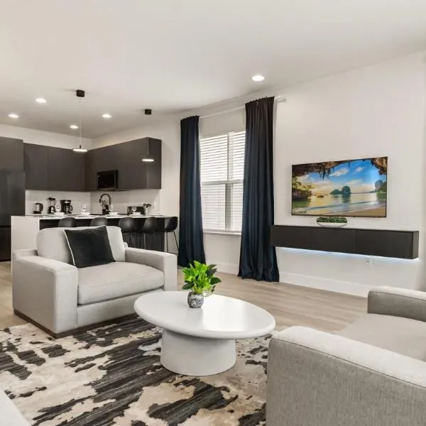 Contemporary 4BR Townhome with Pool & Themed Rooms, khách sạn ở Orlando