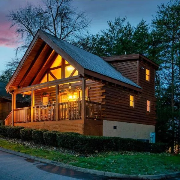 Escape to the Smokies- Pool, hot tub, cozy cabin, Pigeon Forge, hotel u gradu 'Pigeon Forge'