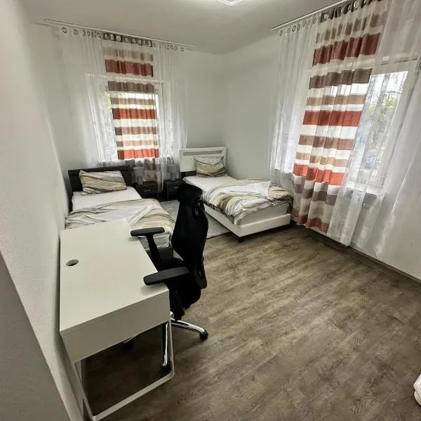 Double room and shared bathroom、ニュルンベルクのホテル