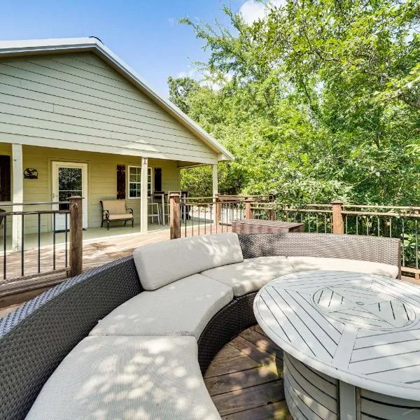 Secluded Tuskahoma Retreat with Deck and Views!, hotel di Clayton