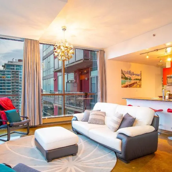 Modern Beltline Escape Sky-High Views DT Views, hotel in Calgary