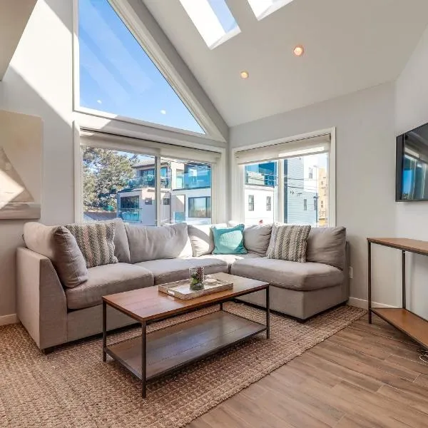 Steps to Bay & Beach, Rooftop Deck, Fire Pit, AC, Garage, Views