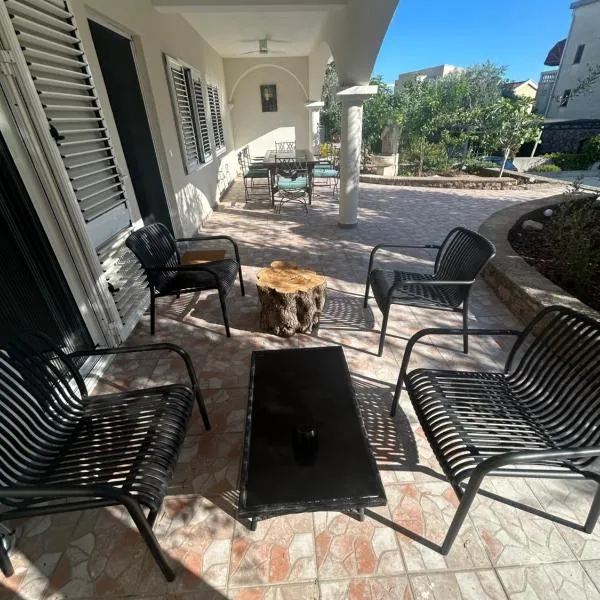 Private Patio Przno Steps to Beach 2 Bedroom 2 Parkings BBQ Villa Olive, hotel v destinaci Sveti Stefan