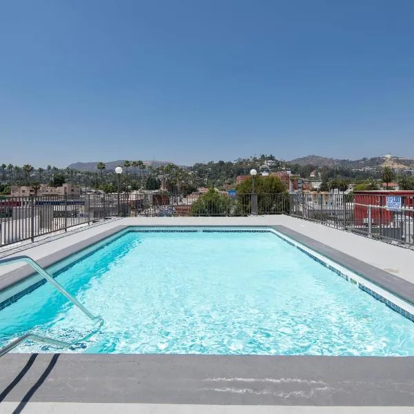 Stylish 2BR Apt with Rooftop Pool & Hollywood Views, hotel i Los Angeles