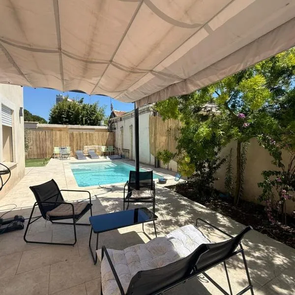 Maison Villa Nimes 4 Chambres, Piscine et 2 places parkings privés fermés, hotel en Nimes