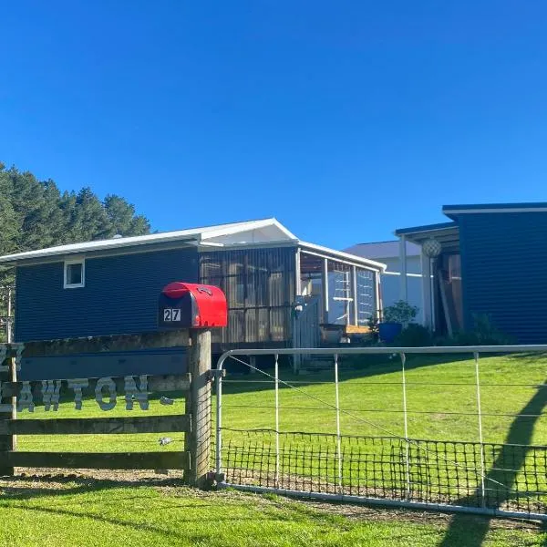 Cosy Aotea Harbour Cottage - water views, hotel in Kawhia