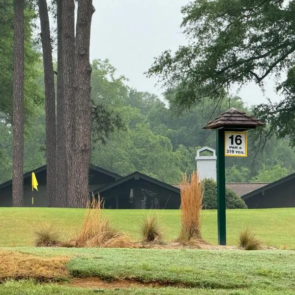 12 minute walk to Pinehurst Resort, hotel in Pinehurst