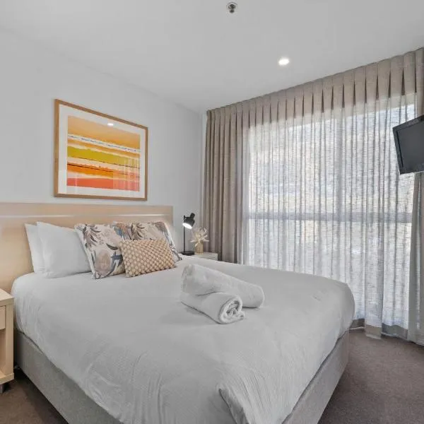 Belle Escapes - Beachside Apartment in Glenelg, hotel in Glenelg