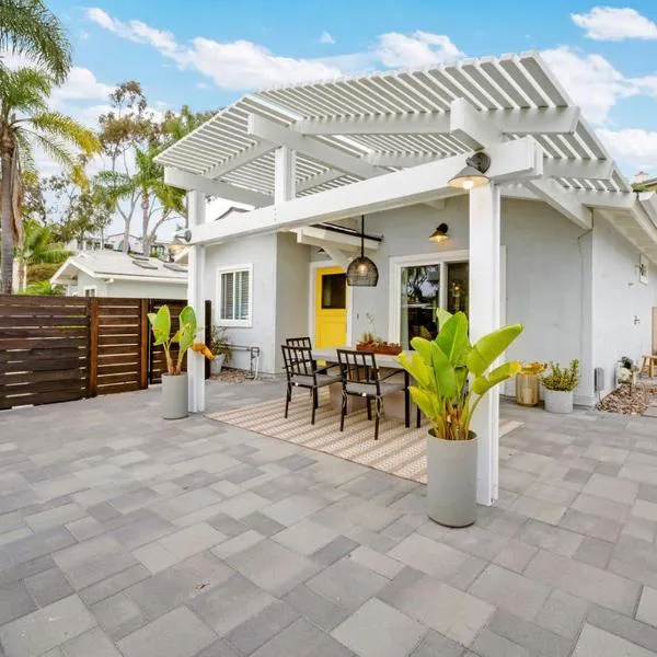 Yellow Door Beach House close to Moonlight Beach and LEGO Land, hotel in Encinitas