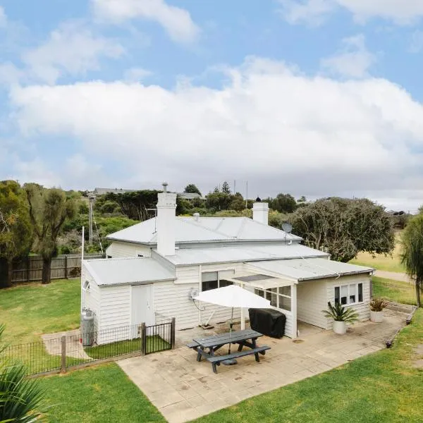 Clifftop Cottage at The Portsea Camp, hotelli kohteessa Portsea