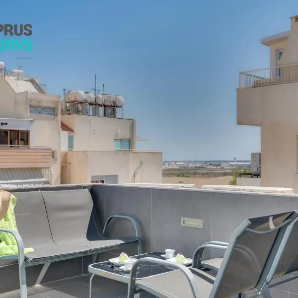 Makenzy Star 2bd duplex 300m from beach: Larnaka'da bir otel