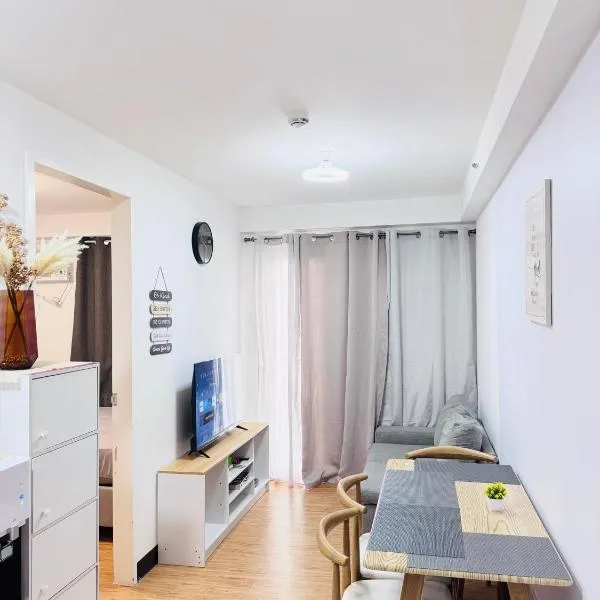 Davao 1BR Condo for 4 with Pool Near SM Lanang and Airport, hotel v destinaci Davao