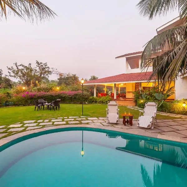 StayVista at Boho Banyan with Pvt Pool & Garden, ξενοδοχείο σε Alibaug