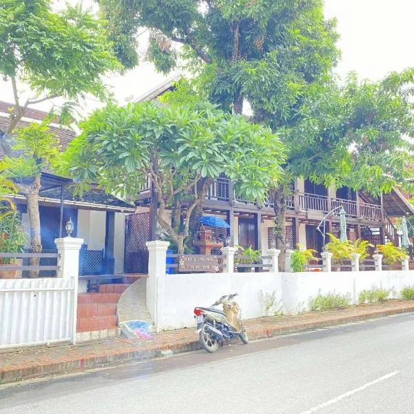 Luang Prabang Golden Lotus Villa River View, hotel in Luang Prabang