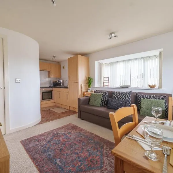 2-bedroom apartment in Headington with free parking, walking distance to Oxford Hospitals & Brookes Uni, hotel in Oxford