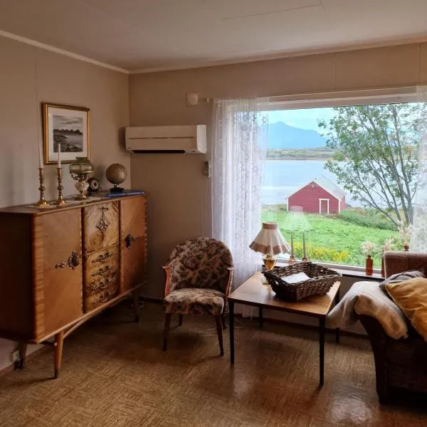 Feriehus ved sjøen, Lofoten, отель в городе Лекнес