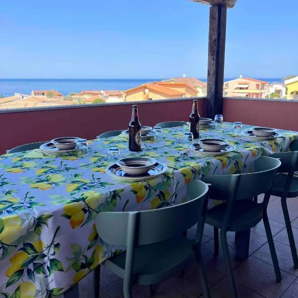 Attico trilocale vista mare strepitosa, 200 mt dal mare, WiFi Powerful, hotel a Castelsardo
