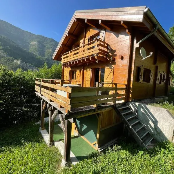 Chalet en bois avec très belle vue sur la montagne, hotel en Colmars