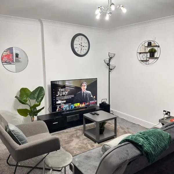 Enjoy city living in this one-bedroom flat, complete with a balcony and secure parking in Birmingham city center, hotel in Birmingham