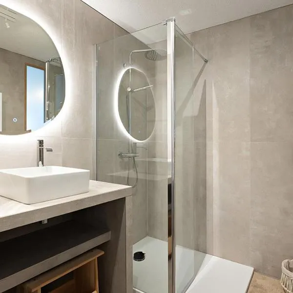 Spacious Renovated Apt in Pezenas Center, hotel v destinaci Pézenas