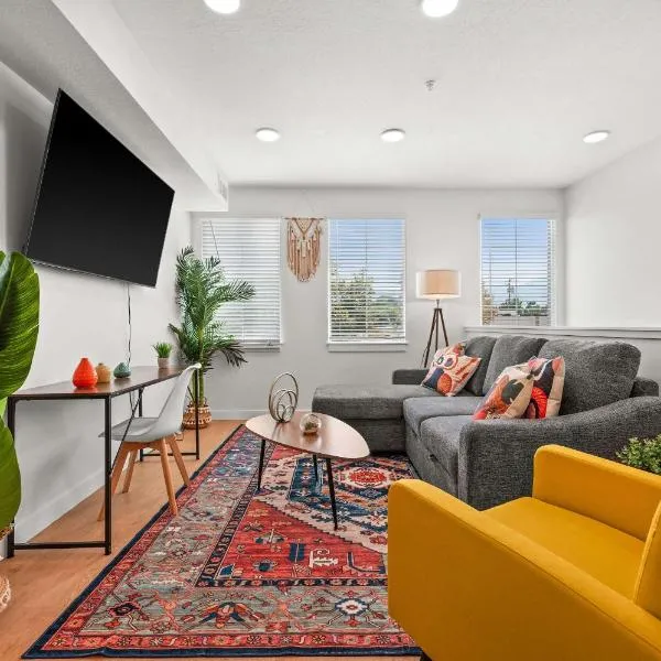 Stylish SLC Townhome King 2-Car Garage, hotel in Salt Lake City