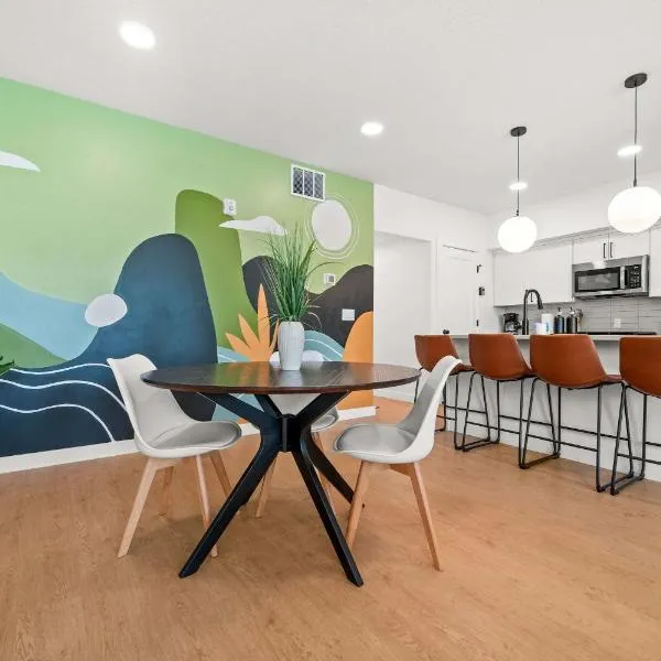 Stylish SLC Townhome King 2-Car Garage, Hotel in Salt Lake City