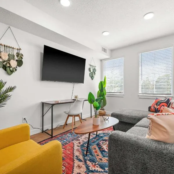 Boho 2BR Townhome King 2-Car Garage SLC, hotel en Salt Lake City