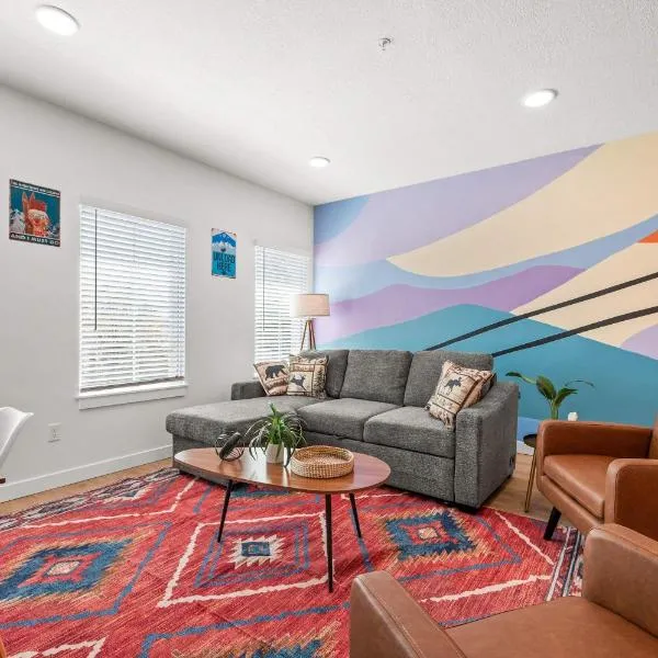 SLC Ski Lodge 2BR Townhome King Garage, Hotel in Salt Lake City