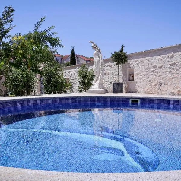Luxury Villa Karla next to Beach on Island Brač, hotelli kohteessa Supetar