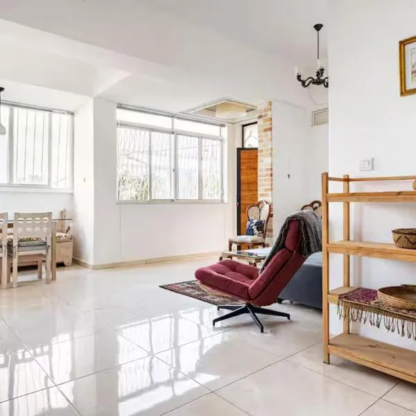 Quiet and Spacious Luxury Apartment with Splendid View between Carmel and Downtown, hotel in Haifa