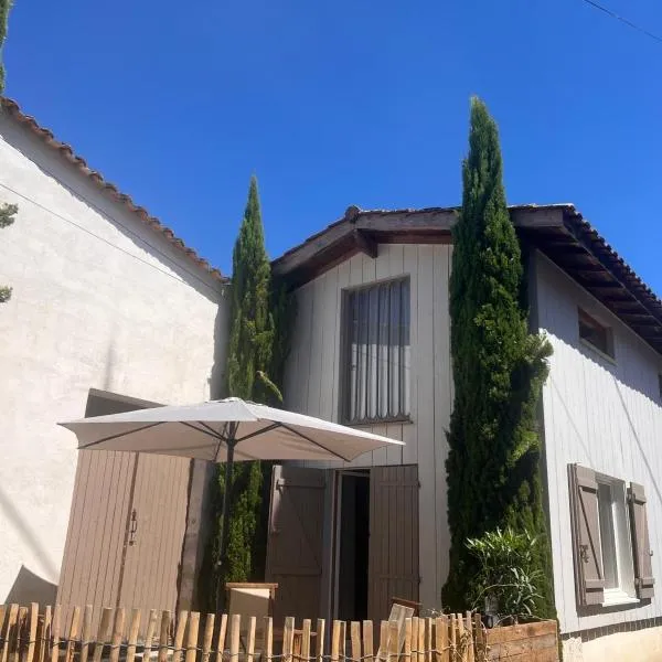 Petite maison en bois Sauternais, hotel i Illats