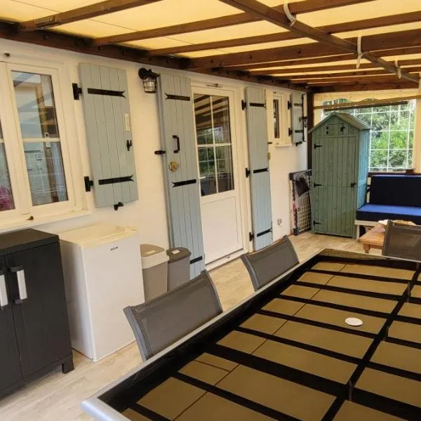 Chalet dans parc résidentiel privé avec wifi, piscine, hotel in Saint-Pierre-dʼOléron