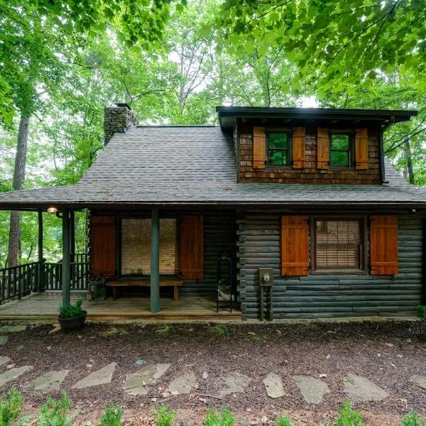The Guest House - Historic Log cabin in Big Canoe, hotell i Marblehill