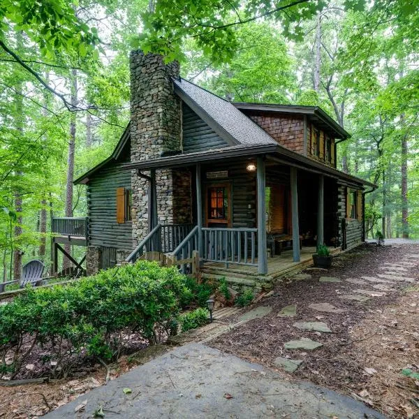 The Guest House - Historic Log cabin in Big Canoe โรงแรมในMarblehill