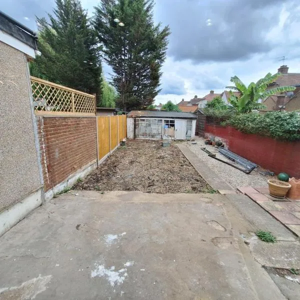 Lux flat- Sleep 5-2 min walk- Perivale Station, отель в городе Perivale