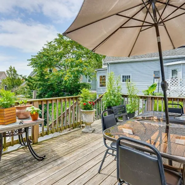 5 Mi to Salem! Lynn Apt By the Sea with Patio, hôtel à Lynn