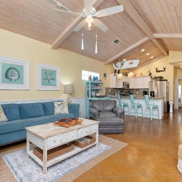 Mango Bungalow - Sleeps 8 2 Community Pools, hótel í Port Aransas