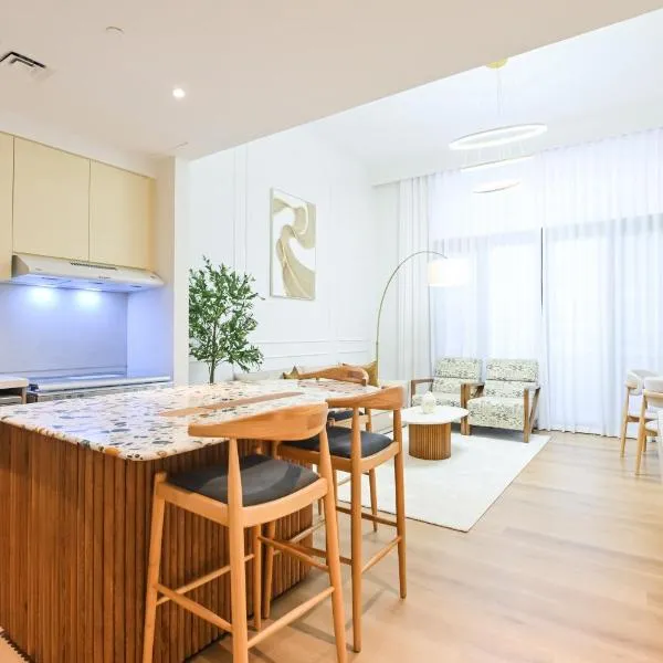 GV Holiday Homes DXB - Cozy 2BR Apartment in Town Square Dubai, Hotel in Dubai