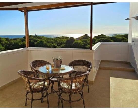 Charmoso triplex pé na areia