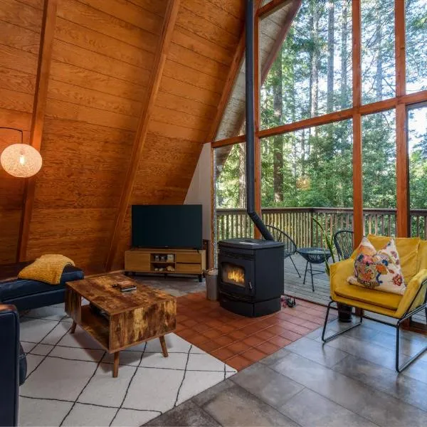 Star Nest - Secluded Forest Property, hotel Gualalában