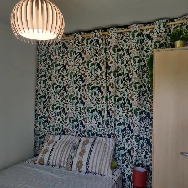 Studio cosy sans vis-à-vis, hotel in Vernon