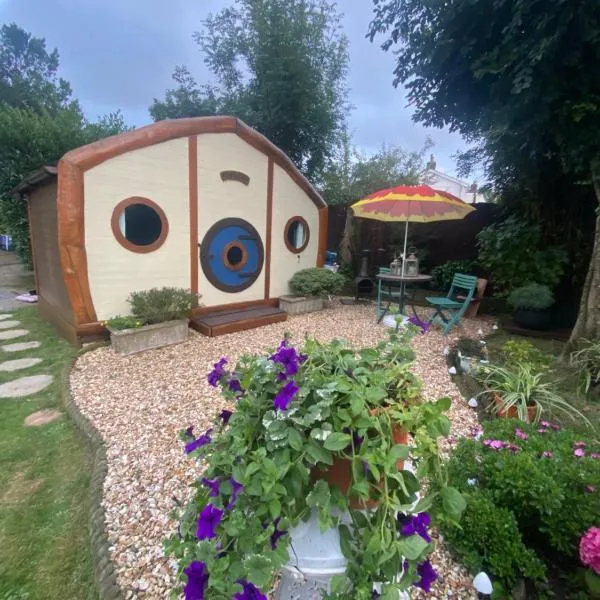 Tyluna Cornish Glamping Cabin, hotel in Praze an Beeble
