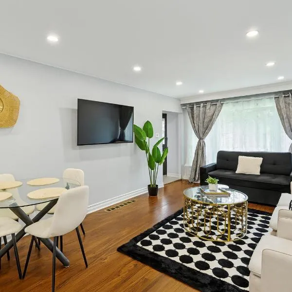 Newly Renovated 3BR North York Bungalow with Backyard Patio & Volleyball Set! Close to Rogers Stadium, TTC Subway Access, Perfect for Family Travel, Group Trips or Work Stays!, hotel in Toronto