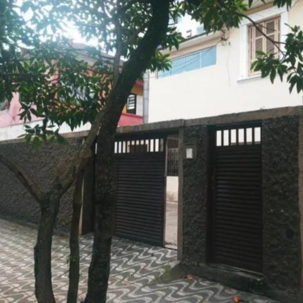 Casa Studio Mega - Espaço Terreo Privativo - 80m2 - Qto Family c Wi-Fi - Wc Priv - Cozinha Comp a 200 mts da Praia - Com Garagem, hotel a Santos