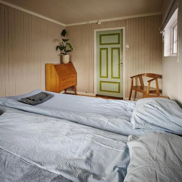 2 Houses & A Barn Double Room, hotel in Vestvågøya