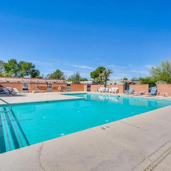 Charming Green Valley Townhome with Community Pool!, hotelli kohteessa Green Valley
