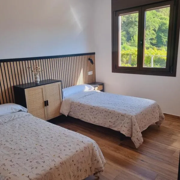 Albergue CAROI HOSTEL & ROOMS Armenteira, hotel in Armentera