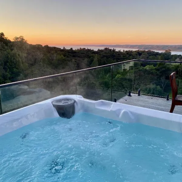 Nestled in Nature 3 Bedroom Treetop Retreat with Spa Pool & Sauna, hotel em Raglan