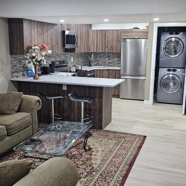 Cozy 1 and 2 Bedroom Guesthouse South West Airdrie, hotel in Airdrie