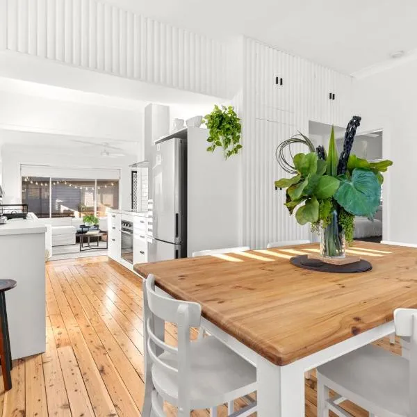 Amaroo - Pet Friendly - 2 Mins Walk to Beach - Outdoor Fireplace, hotel v destinaci Culburra Beach